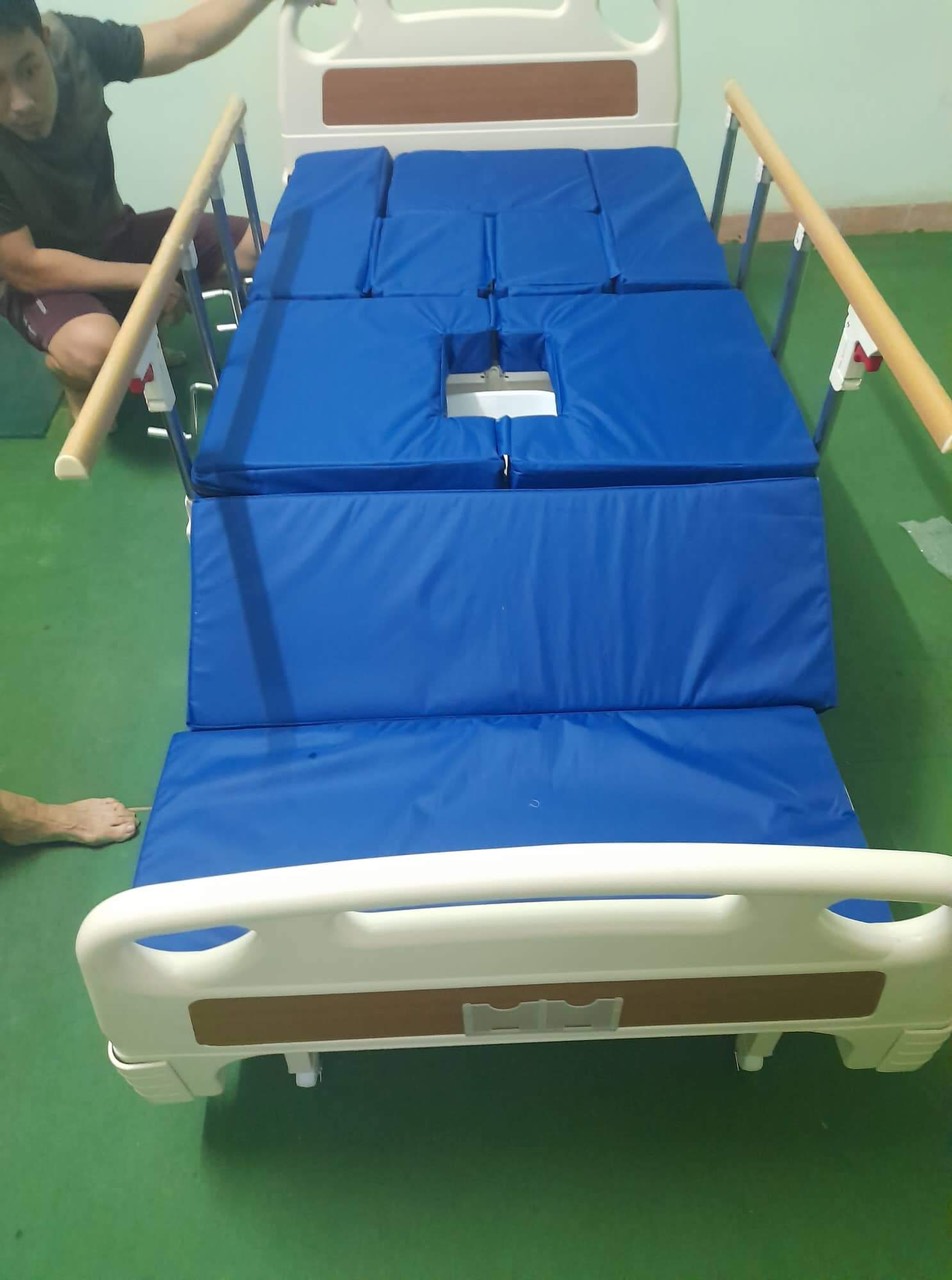 Giường y tế 4 tay quay giá rẻ tại HCM